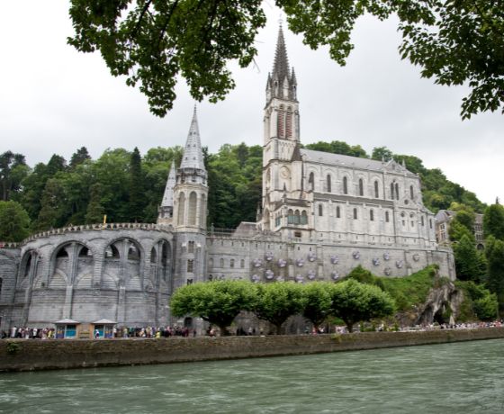 tour religioso, santuario de Lourdes desde el río